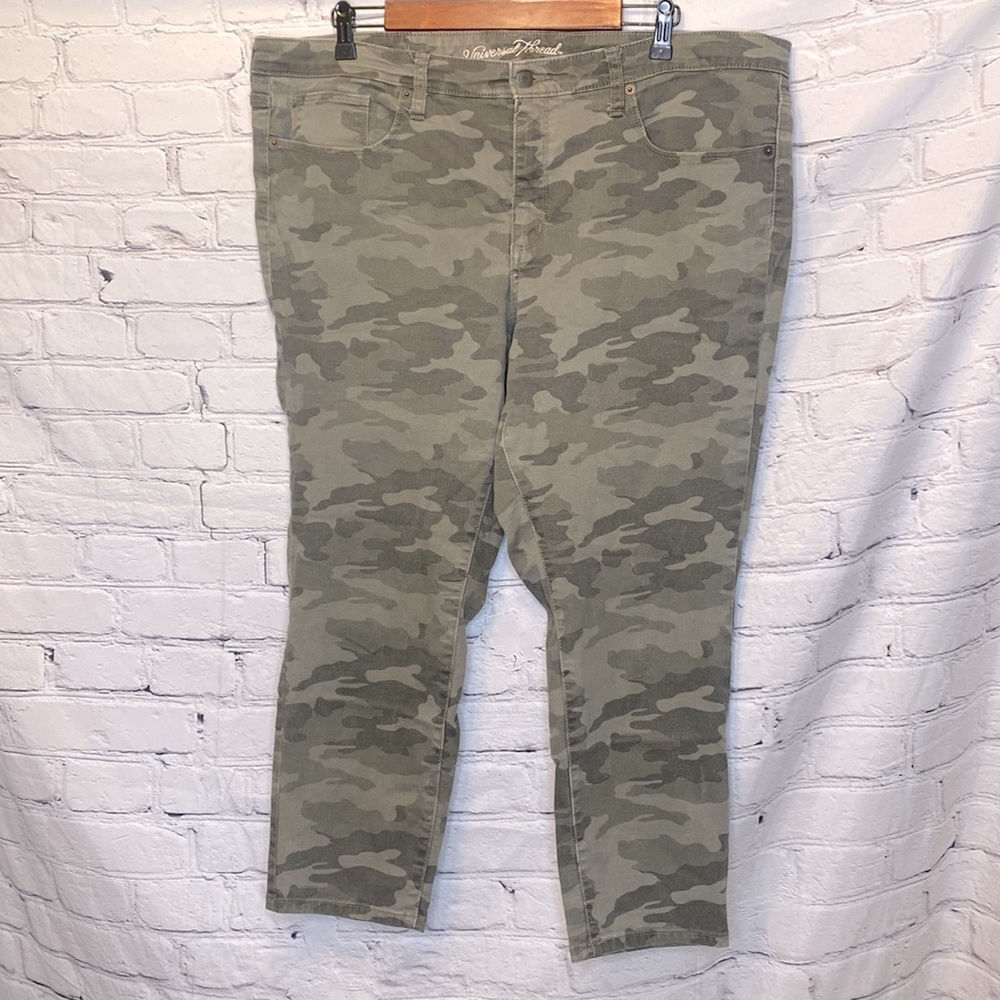 Universal Thread Green Camouflage Capri Pants Size 18 / 34 Excellent Condition
